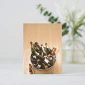 に空のシャンパンのボトルがいっぱいのゴミ箱 ポストカード (スタンド正面)