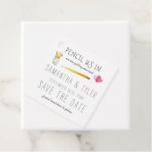 ～に鉛筆を入れる |ウェディング日付の保存メッセージカード フェイバータグ (インサイチュ)