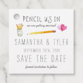 ~に鉛筆を入れる |ウェディング日付の保存メッセージカード フェイバータグ (正面)