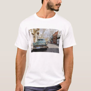 に駐車された錆びた色の古い車 Tシャツ