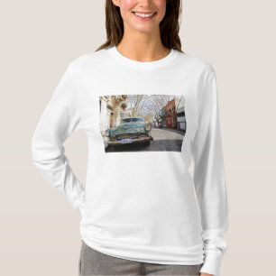 に駐車された錆びて剥がれた古い車 Tシャツ