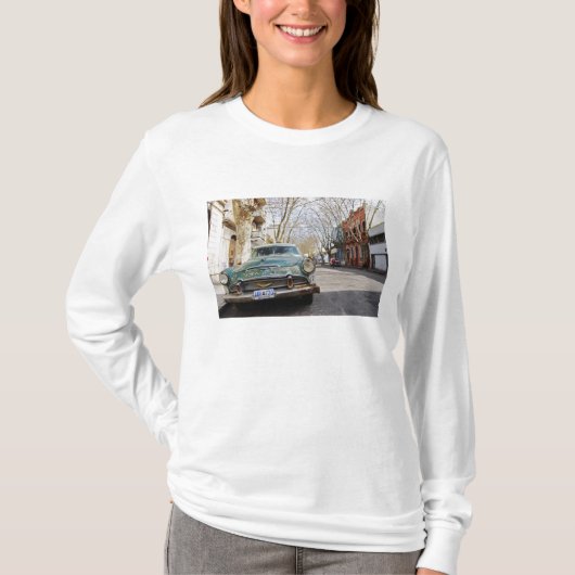 に駐車された錆びて剥がれた古い車 Tシャツ (正面)