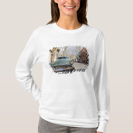 に駐車された錆びて剥がれた古い車 Tシャツ (正面)