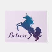 |に魔法の紫色および青い養育ユニコーンを信じて下さい ドアマット (正面)