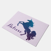 |に魔法の紫色および青い養育ユニコーンを信じて下さい ドアマット (アングル)