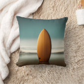 ぬれた砂の直立した木製サーフボード クッション (ブランケット)