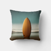 ぬれた砂の直立した木製サーフボード クッション (正面)
