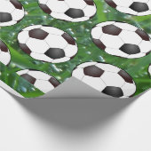 ぬれた緑の草の中のサッカーボール ラッピングペーパー (角)