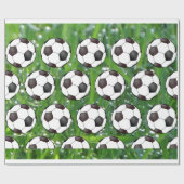 ぬれた緑の草の中のサッカーボール ラッピングペーパー (フラット)