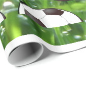 ぬれた緑の草の中のサッカーボール ラッピングペーパー (ロールコーナー)