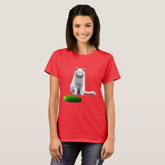 ねこおもしろいとキュウリ Tシャツ (正面フル)