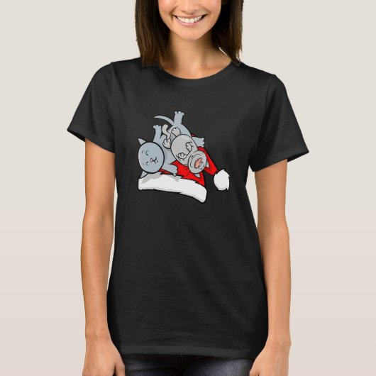 ねこ眠るサンタ帽子クリスマスパジャマかわいい子猫 Tシャツ (正面)