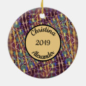 ねじれた万華鏡のように千変万化するパターンの色 – カスタマイズ可能な文字 セラミックオーナメント (裏面)