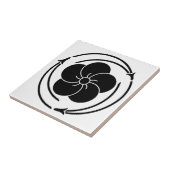 ねじれた梅の花が松の針に囲まれている タイル (側面)