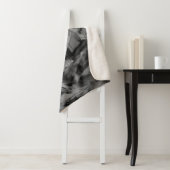 ねじれた正方形、グレーと黒の「ブラシストローク」 シェルパブランケット (インサイチュ)