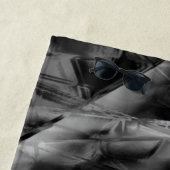 ねじれた正方形、グレーと黒の「ブラシストローク」 ビーチタオル (インサイチュ)