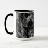 ねじれた正方形、黒と灰色の「ブラシストローク」 マグカップ (左)