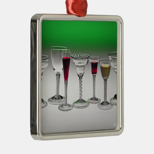 ねじれの茎が付いているワイングラスのコレクション メタルオーナメント (右)