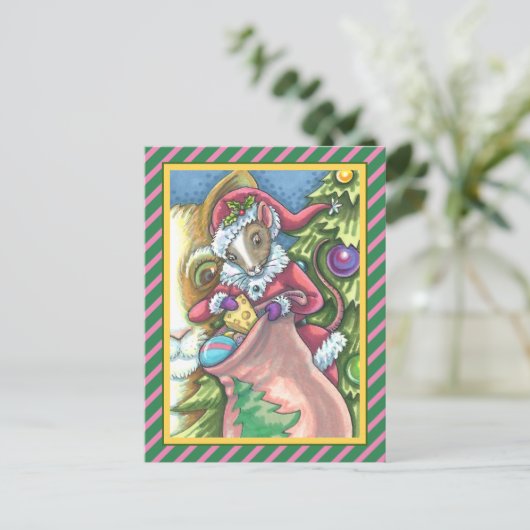 ねずみサンタが猫にクリスマスプレゼントをプレゼントかわいい シーズンポストカード (スタンド正面)