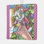 ねずみサンタが猫にクリスマスプレゼントをプレゼントかわいい セラミックオーナメント (左)