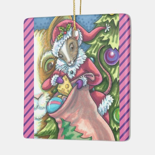 ねずみサンタが猫にクリスマスプレゼントをプレゼントかわいい セラミックオーナメント (左)