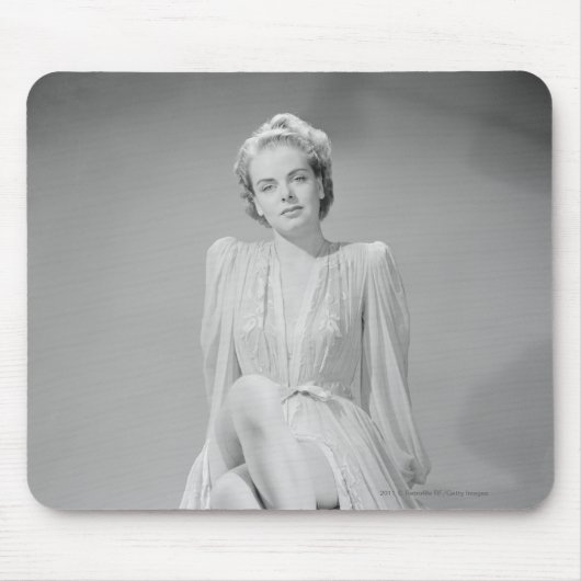 ねまきの若い女性のスタジオのポートレート マウスパッド (正面)