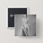 ねまきの若い女性のスタジオのポートレート 缶バッジ (正面&裏面)