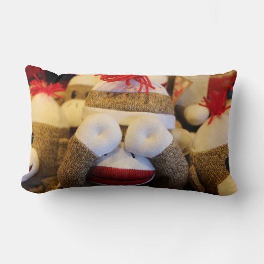 のぞき見する靴下ザル ランバークッション (正面)