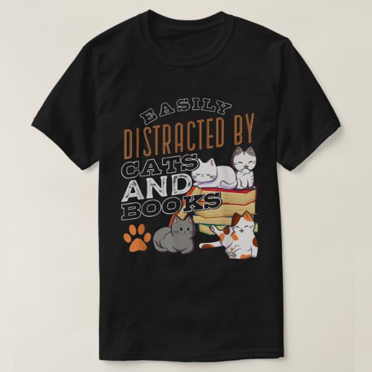 ~のために猫や本の黒猫に気を取られる Tシャツ (デザイン正面)