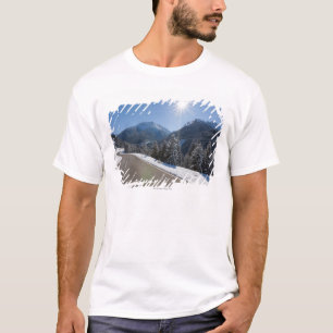 のどかな空の道のthrugh冬の景色、2 tシャツ