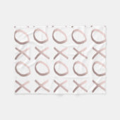 のどのばら色の金ゴールドのタイポグラフィはxoxoを抱き締め、接吻します フリースブランケット (正面(横))