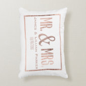 のどのMonogram Weddingばら色の金ゴールドの氏および夫人 アクセントクッション (正面(垂直))