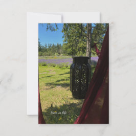 のぶら下がったガーデンランタン&ラベンダーフィールド ノートカード