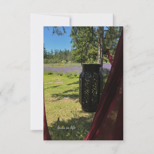 のぶら下がったガーデンランタン&ラベンダーフィールド ノートカード (正面)