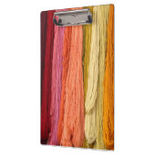 のぶら下がった着色糸の束 クリップボード (左)