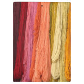 のぶら下がった着色糸の束 クリップボード (裏面)