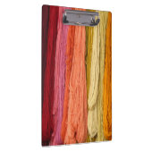 のぶら下がった着色糸の束 クリップボード (右)