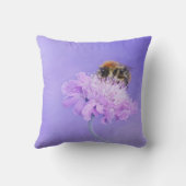 のまわりにがピンク色の花に止まる クッション (裏面)