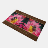 のまわりにオンピンクデイジーの花パーソナライズされた ドアマット (アングル)