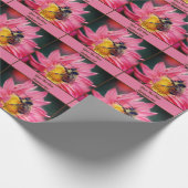 のまわりにオンピンクデイジーの花パーソナライズされた ラッピングペーパー (角)