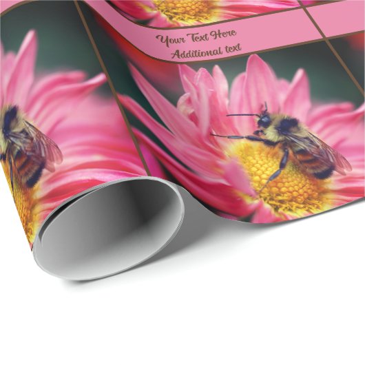 のまわりにオンピンクデイジーの花パーソナライズされた ラッピングペーパー (ロールコーナー)