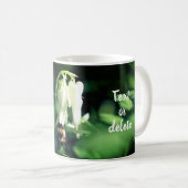 のまわりにオン白パーソナライズされた花 コーヒーマグカップ (正面右)
