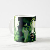 のまわりにオン白パーソナライズされた花 コーヒーマグカップ (正面左)