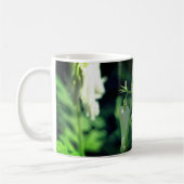 のまわりにオン白パーソナライズされた花 コーヒーマグカップ (左)