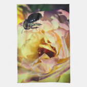 のまわりに飛んでいるがピンクローズに近づく キッチンタオル (縦)