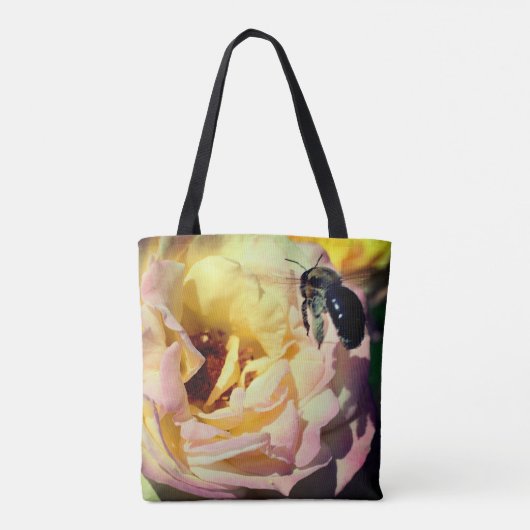 のまわりに飛んでいるがピンクローズに近づく トートバッグ (裏面)