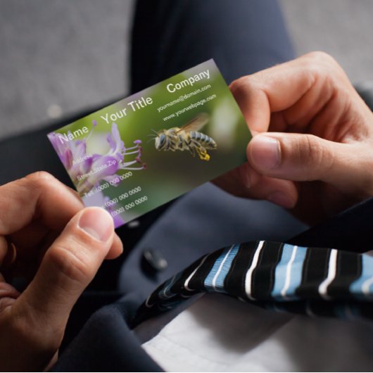 のまわりに飛んでいる紫がかった花 名刺