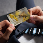 のまわりに黄色い花ミツバチは全て花粉で覆われている 名刺