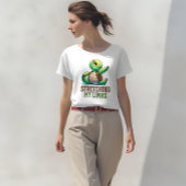 のんびりと:かわいらしいタートルヨガ Tシャツ