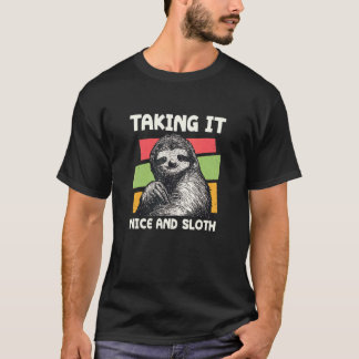 のんびりスローナマケモノ・ゆるいユーモア 休日 Tシャツ